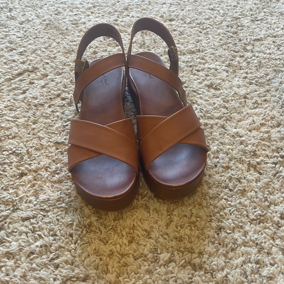 Universal Thread brown platform sandals - Picture 2 of 3